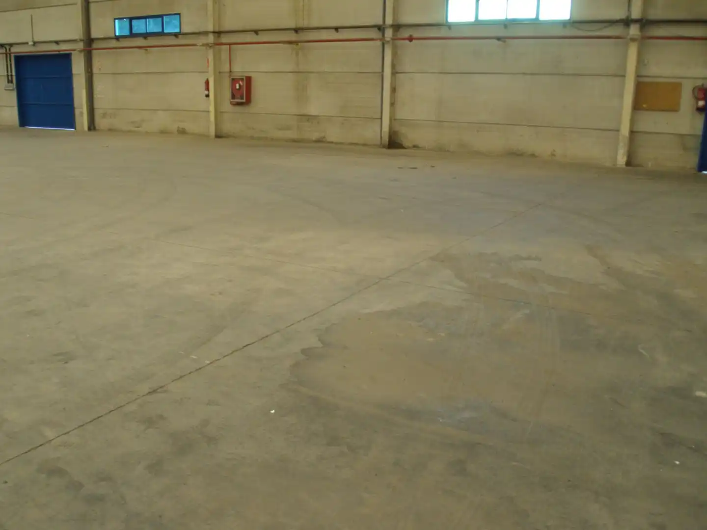 Parkplatz von Fabrikhallen zur Miete in Alcalá de Guadaira