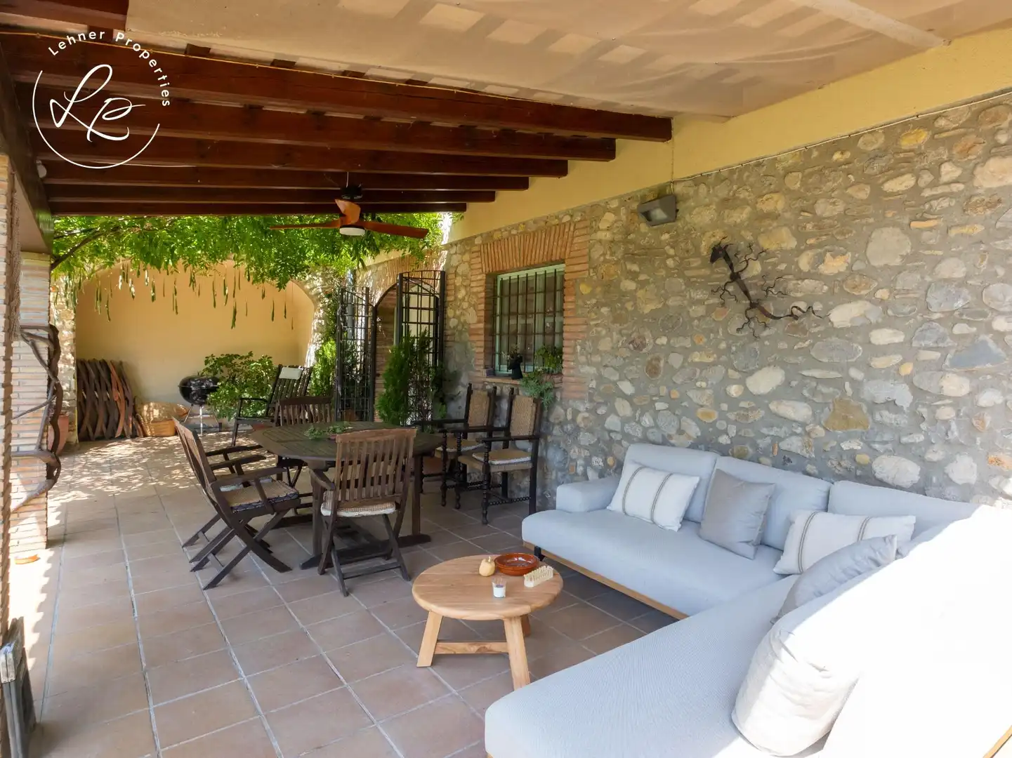 Terrassa de Finca rústica en venda en Navata amb Aire condicionat, Calefacció i Jardí privat