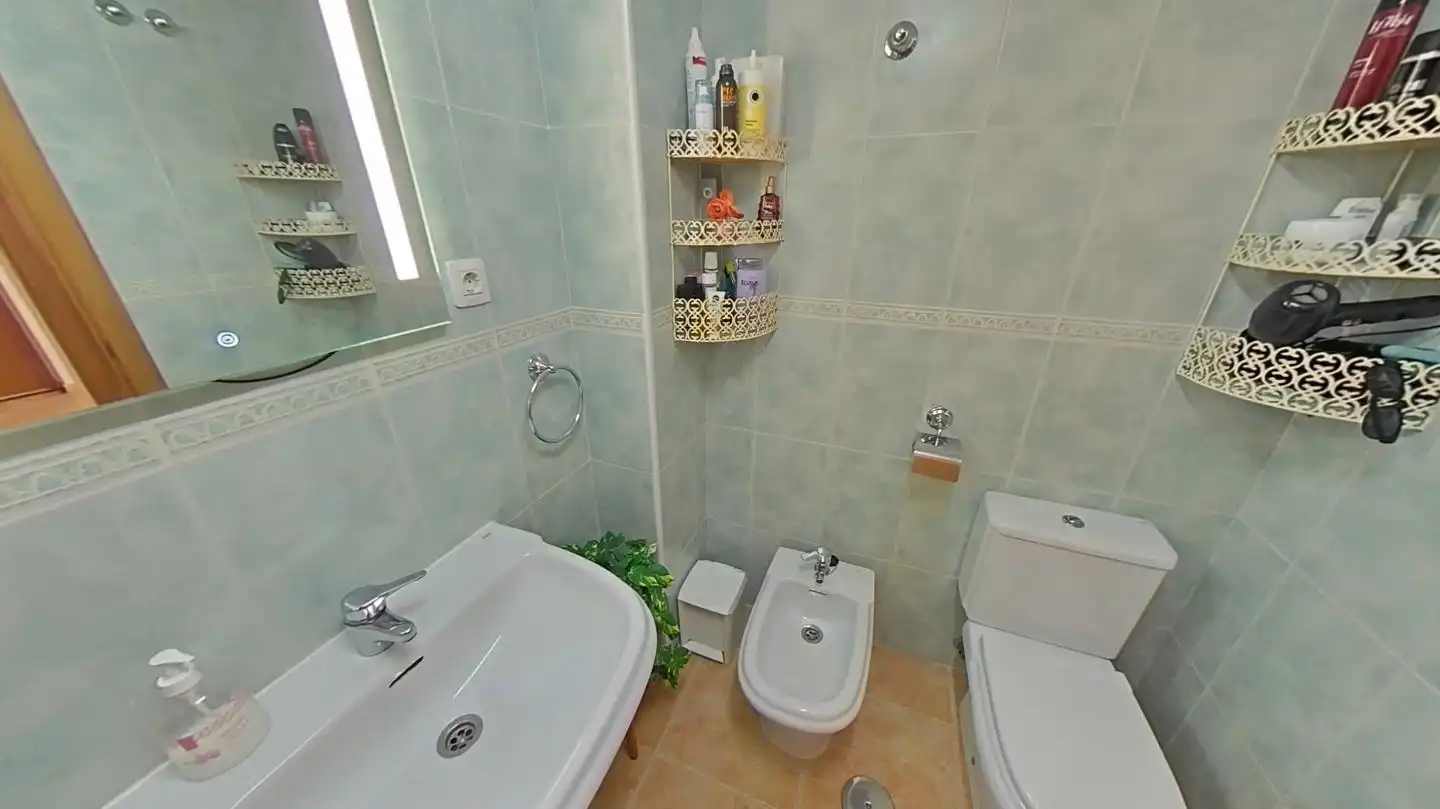 Baño de Apartamento en venta en La Manga del Mar Menor con Aire acondicionado, Terraza y Trastero