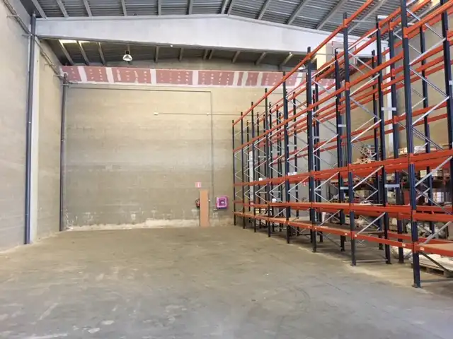 Nave industrial in affitto a Domeny