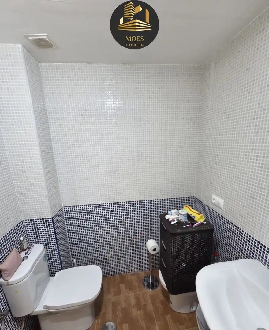 Badezimmer von Wohnung zum Verkauf in Mengíbar mit Klimaanlage, Terrasse und Abstellraum