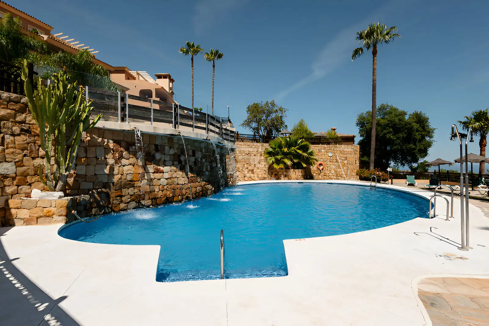 Schwimmbecken von Erdgeschoss zum Verkauf in Marbella mit Klimaanlage, Privatgarten und Terrasse