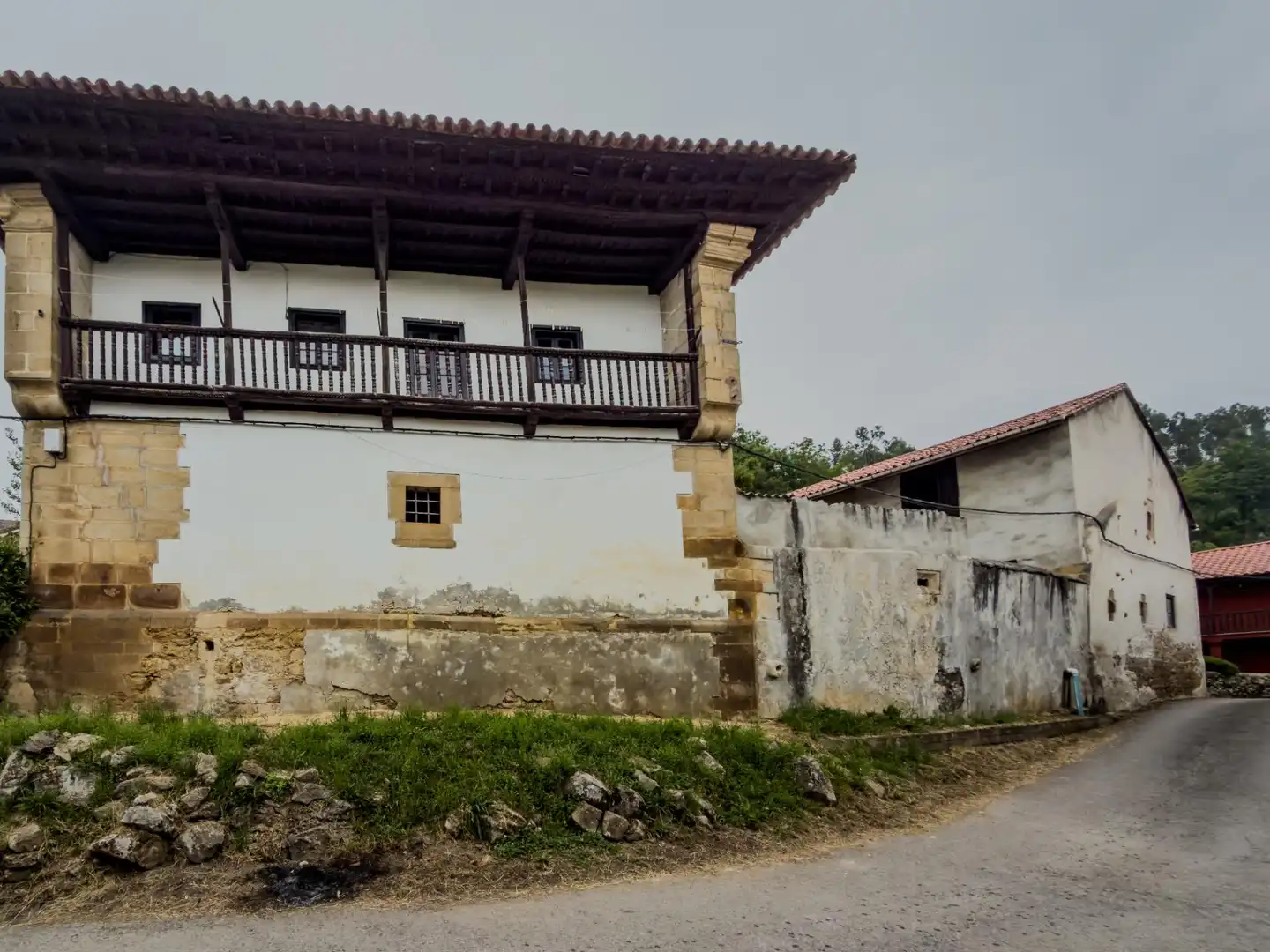 Vista exterior de Casa o xalet en venda en Alfoz de Lloredo amb Jardí privat, Terrassa i Balcó