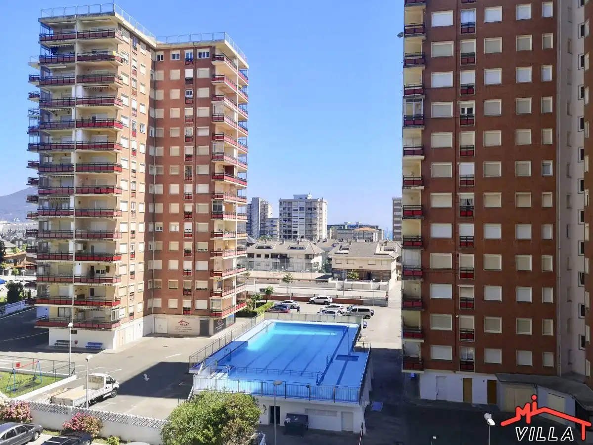 Piscina de Pis en venda en Laredo amb Calefacció, Parquet i Terrassa