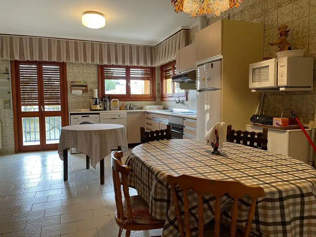 Cuina de Casa o xalet en venda en Castañares de Rioja amb Calefacció, Jardí privat i Parquet