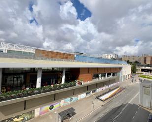 Vista exterior de Pis en venda en L'Hospitalet de Llobregat amb Aire condicionat, Calefacció i Forn