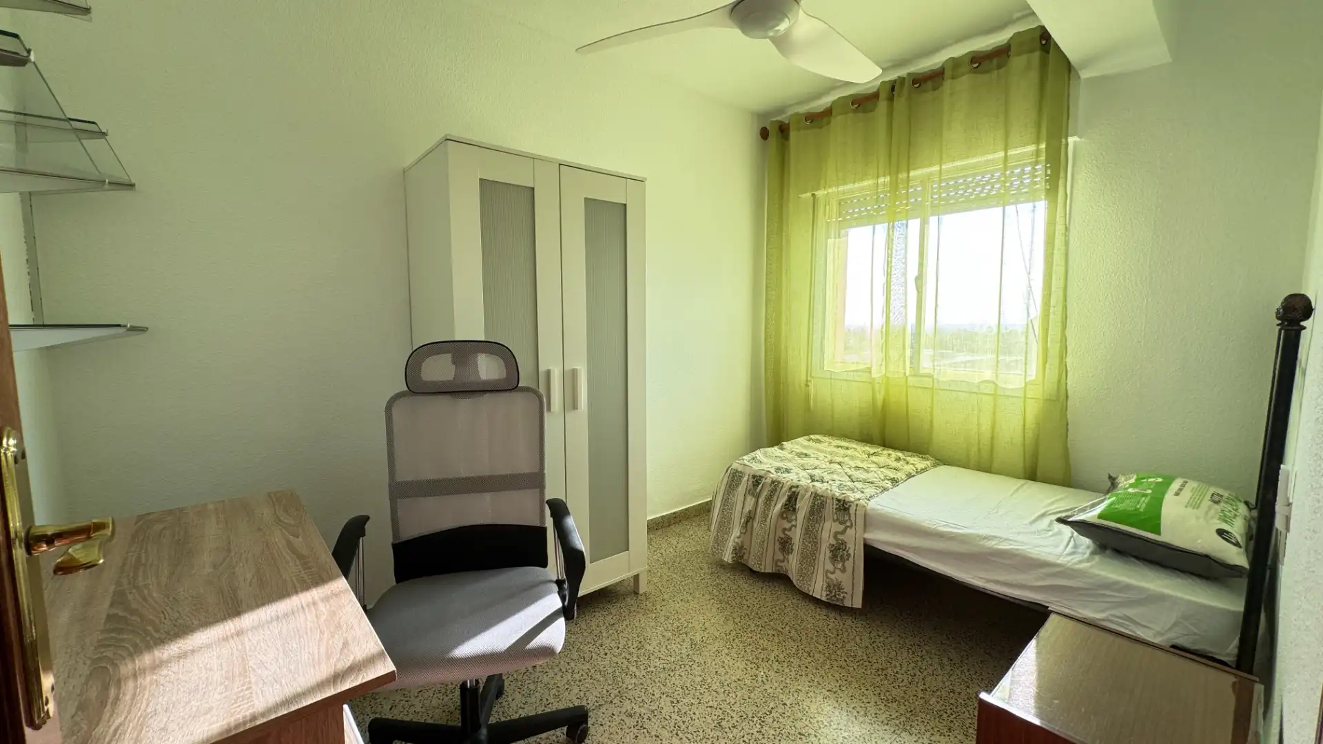 Bedroom of Flat for rent in Granada  with Air Conditioner, Terrace and Microwave
