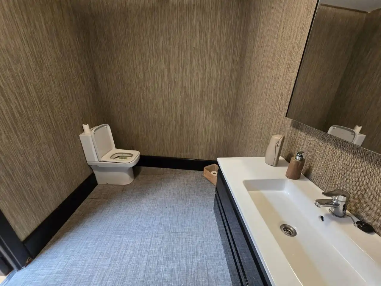 Badezimmer von Fabrikhallen zum Verkauf in Alicante / Alacant