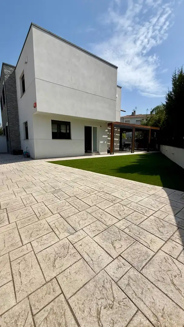 Casa bifamiliare con piscina in vendita a Carrer MANUEL BERGES