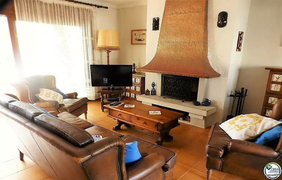 Sala d'estar de Casa o xalet en venda en Empuriabrava amb Moblat