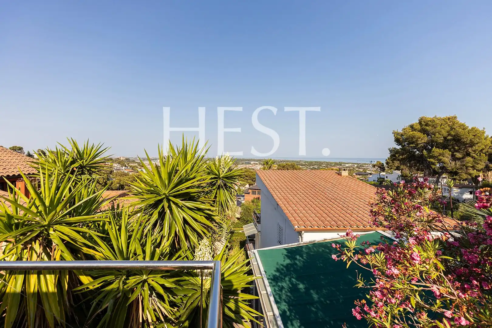 Vista exterior de Casa o chalet en venta en Castelldefels con Calefacción, Jardín privado y Parquet