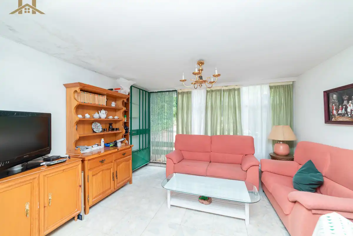 Sala d'estar de Casa o xalet en venda en Santa María de la Alameda amb Traster