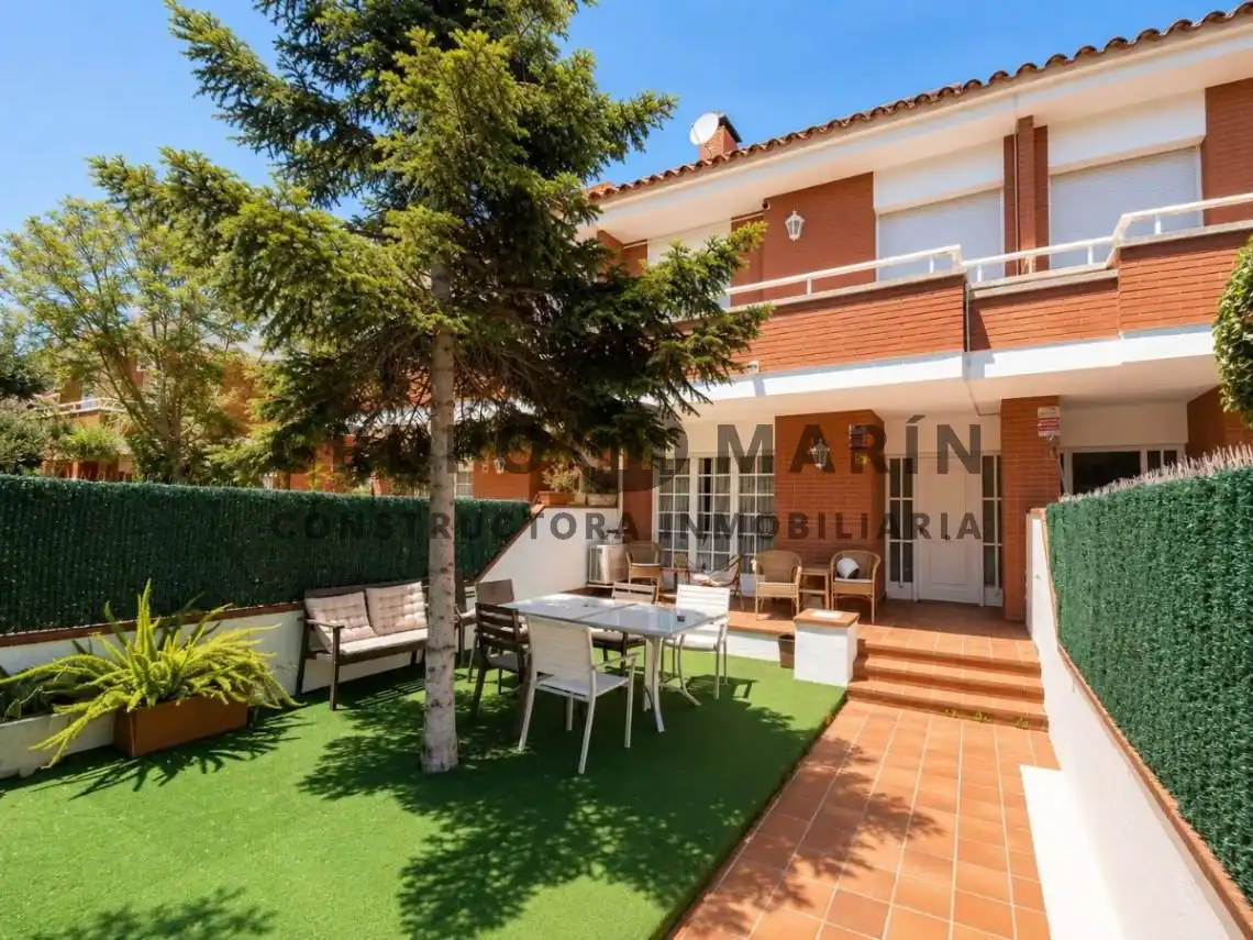 Casa aparellada amb jardí en venda a Carrer de Sant Miquel