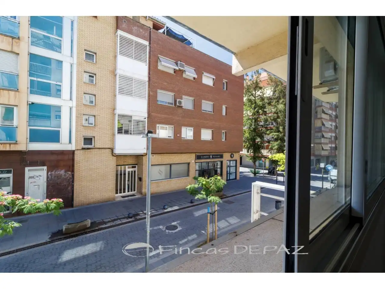Vista exterior de Oficina de lloguer en Castelldefels amb Alarma