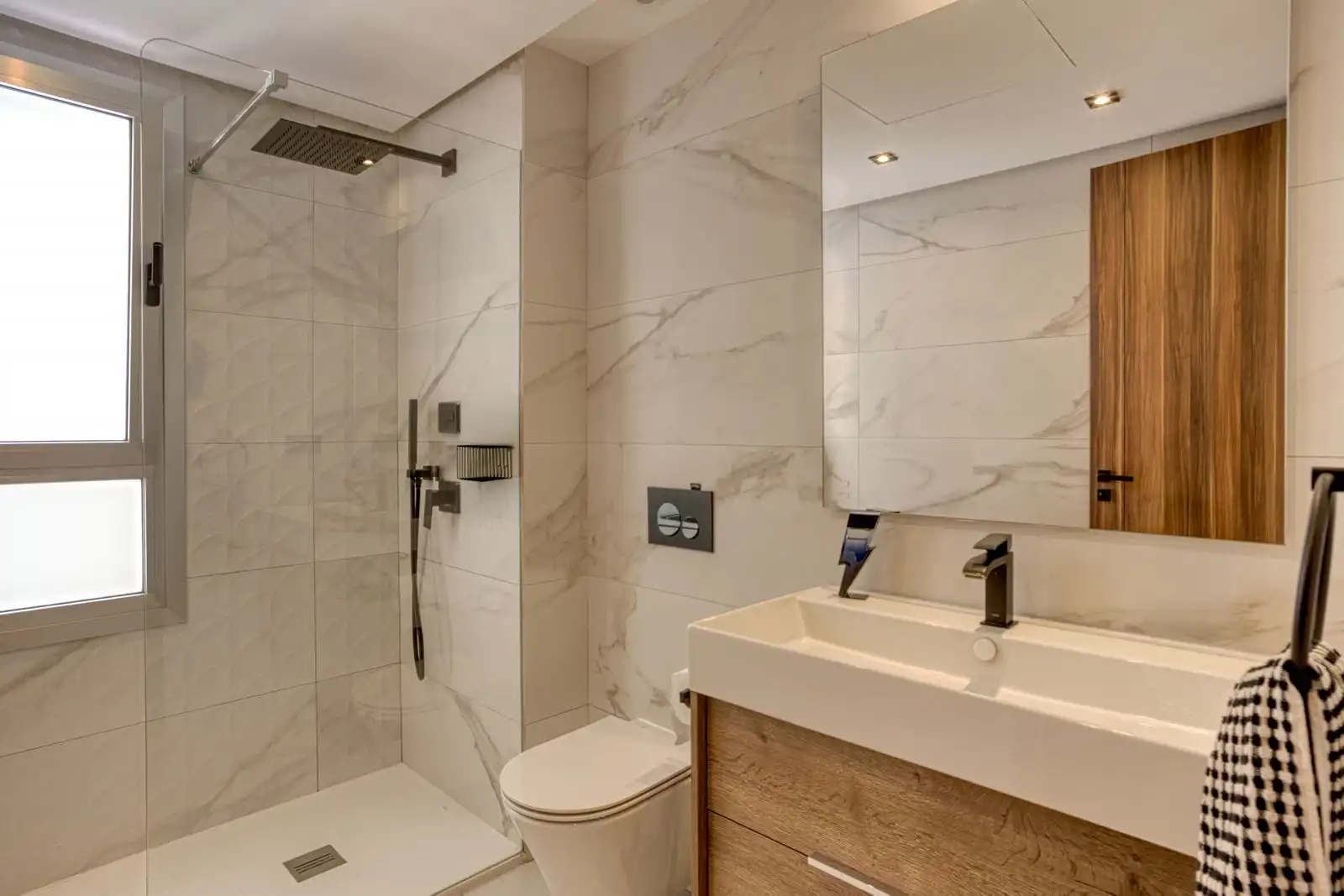 Baño de Apartamento en venta en Marbella con Terraza, Trastero y Amueblado