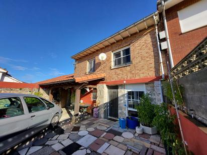 Vista exterior de Casa adosada en venda en Suances amb Calefacció i Jardí privat