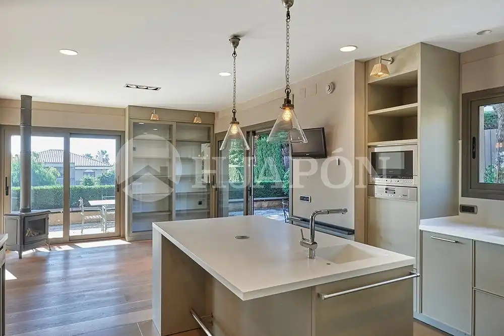 Cocina de Casa o chalet en venta en Alella con Aire acondicionado, Calefacción y Jardín privado