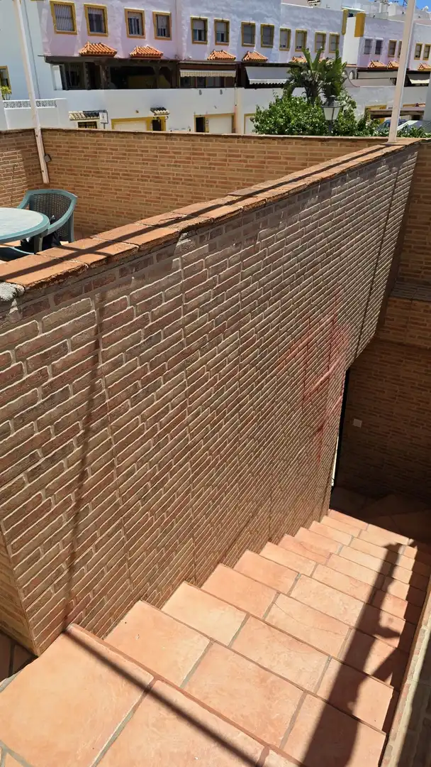 Vista exterior de Casa adosada en venda en Marbella amb Jardí privat, Terrassa i Traster
