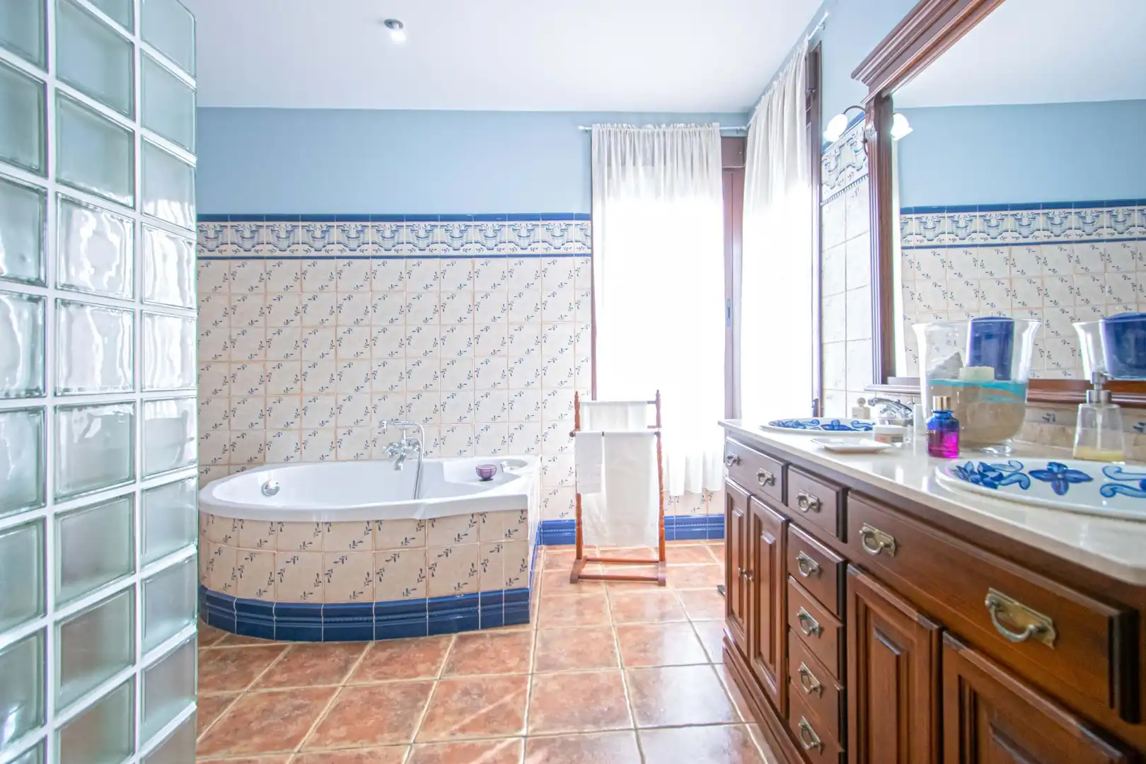 Bany de Casa o xalet en venda en Alcalá de Guadaira amb Aire condicionat, Jardí privat i Piscina