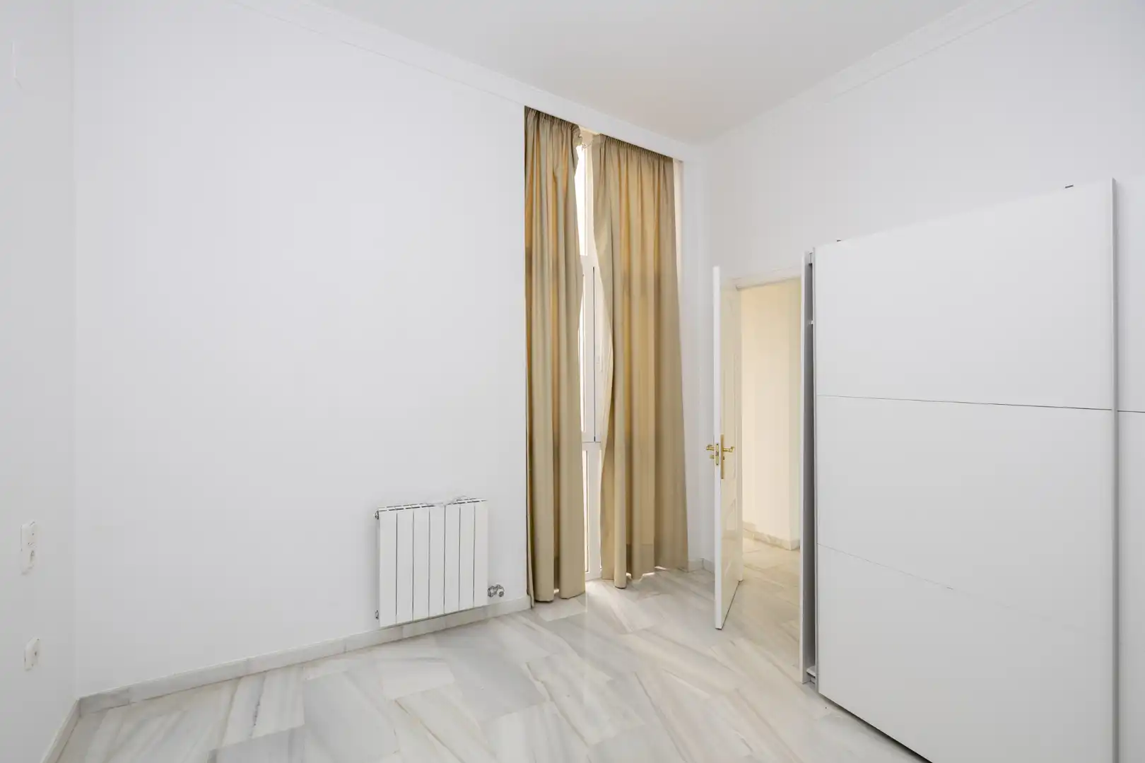 Habitación de Apartamento de alquiler en Granada con Aire acondicionado, Calefacción y Lavadora