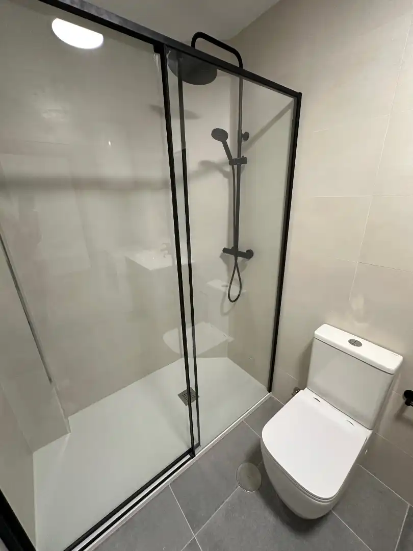 Baño de Piso de alquiler en Ourense Capital  con Parquet, Trastero y Horno