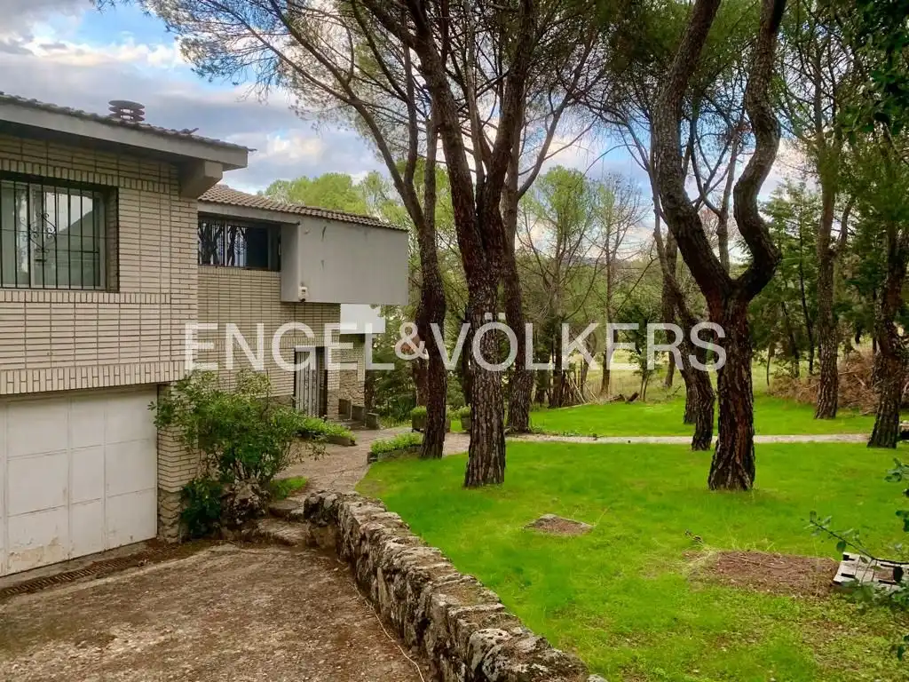 Vista exterior de Casa o xalet en venda en Las Rozas de Madrid amb Calefacció, Jardí privat i Piscina