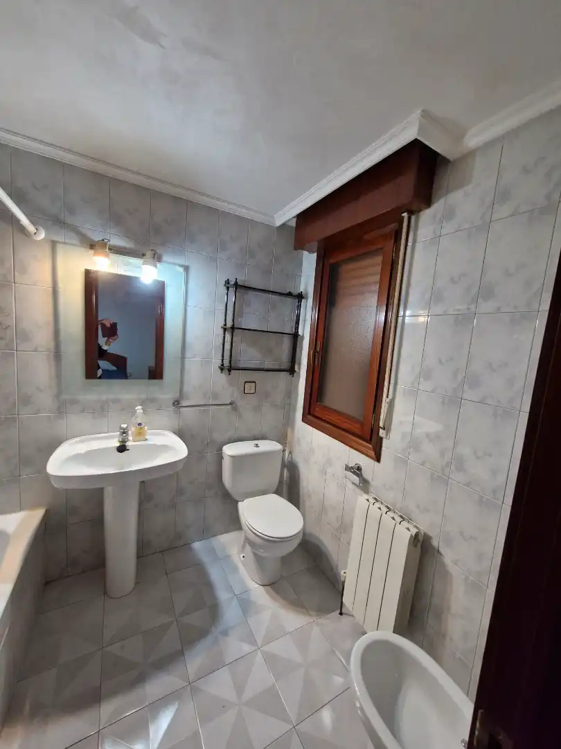 Baño de Piso de alquiler en Valle de Mena con Calefacción, Parquet y Amueblado