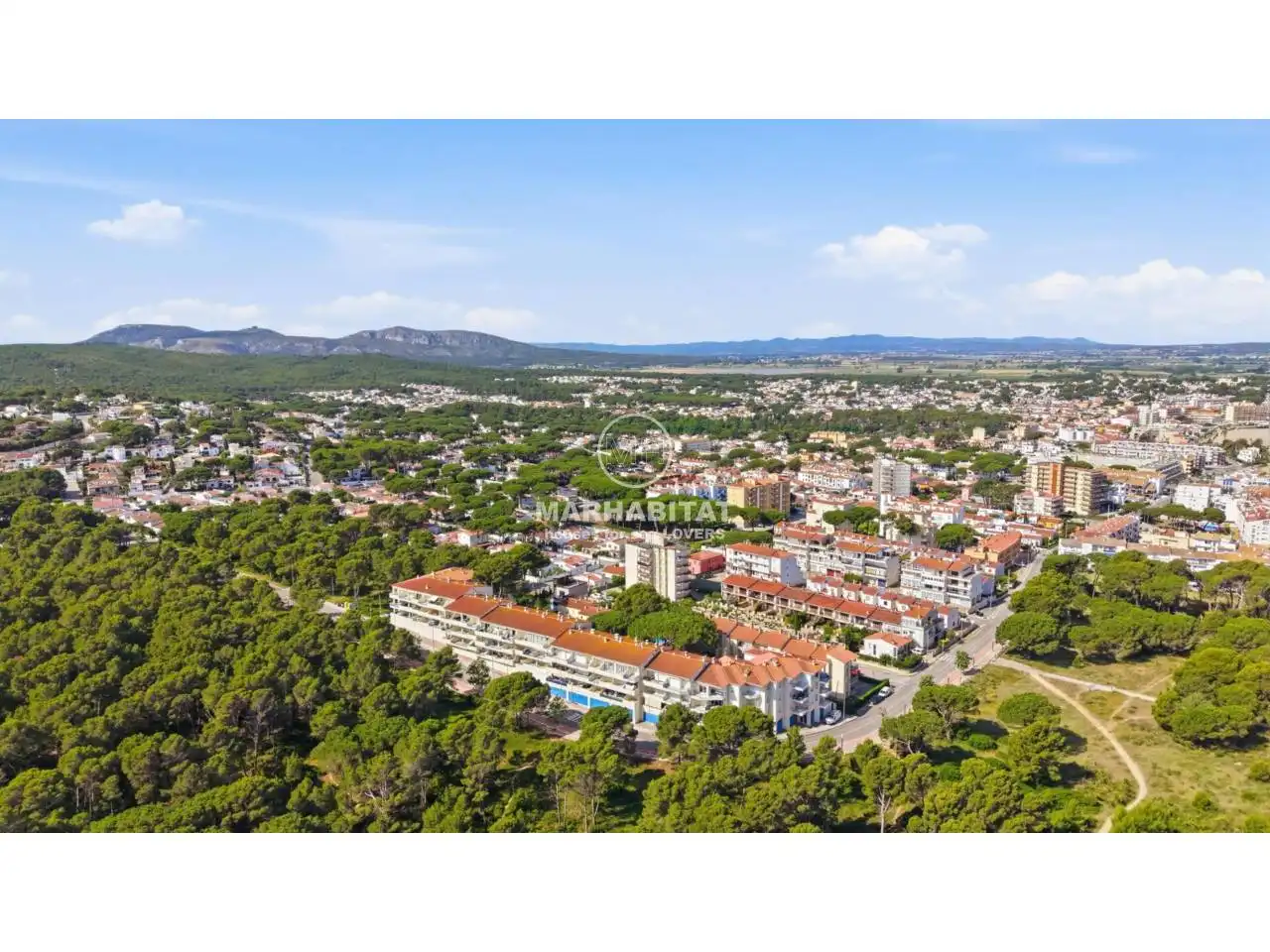 Vista exterior de Piso en venta en L'Escala con Terraza, Amueblado y Piscina comunitaria