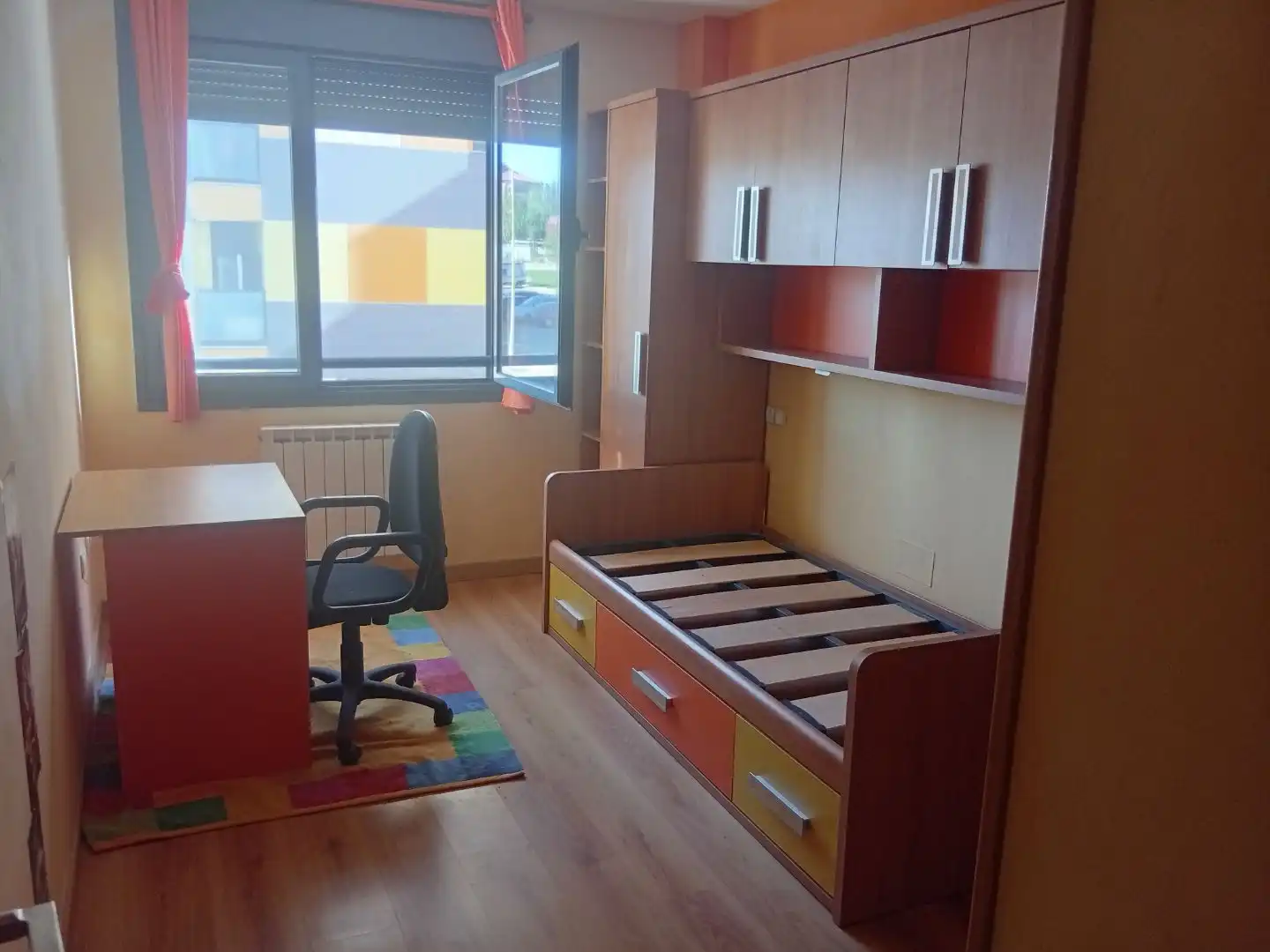 Dormitori de Pis en venda en León Capital  amb Calefacció, Parquet i Terrassa