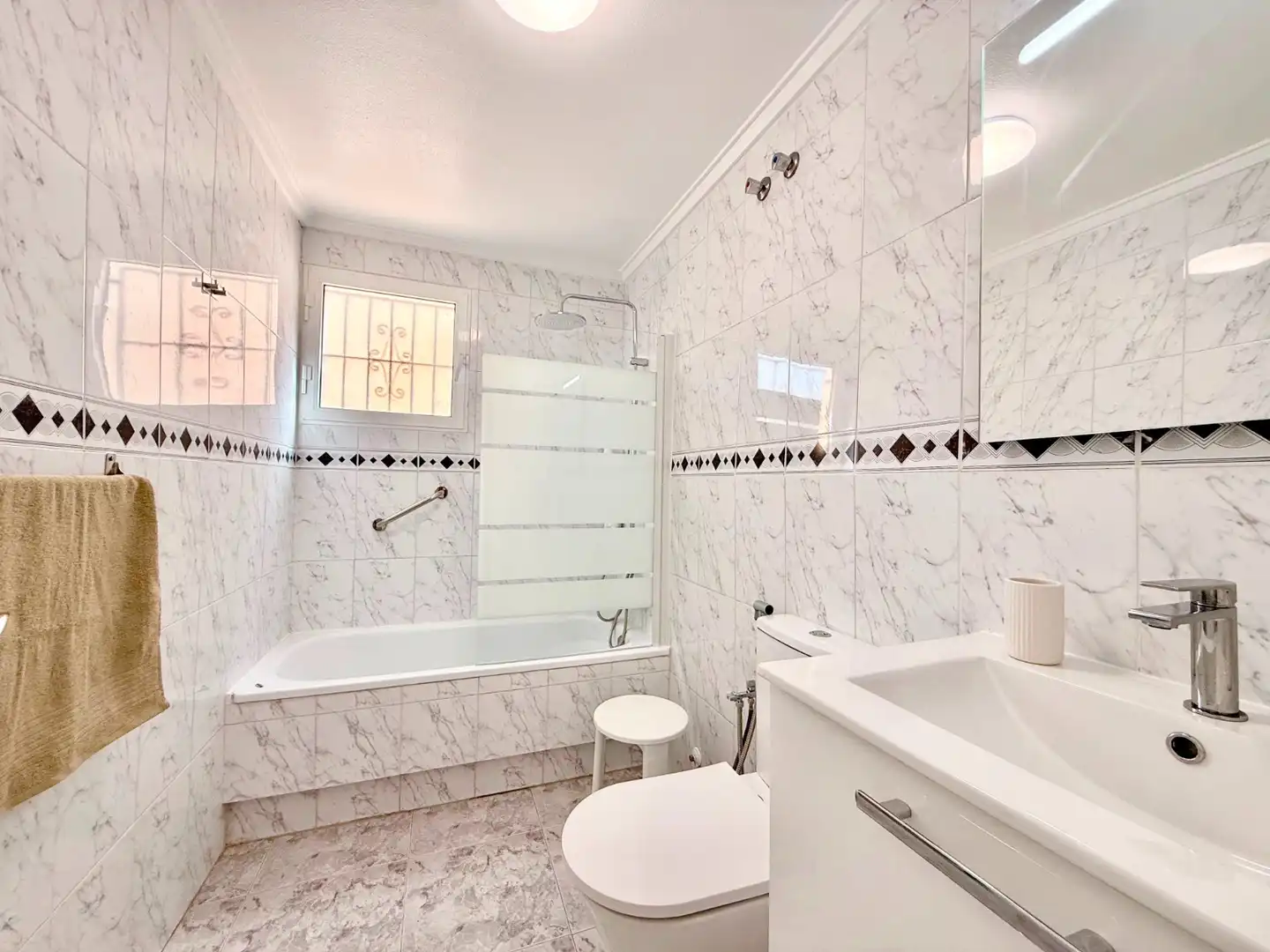 Baño de Casa o chalet de alquiler en Torrevieja con Aire acondicionado, Terraza y Piscina