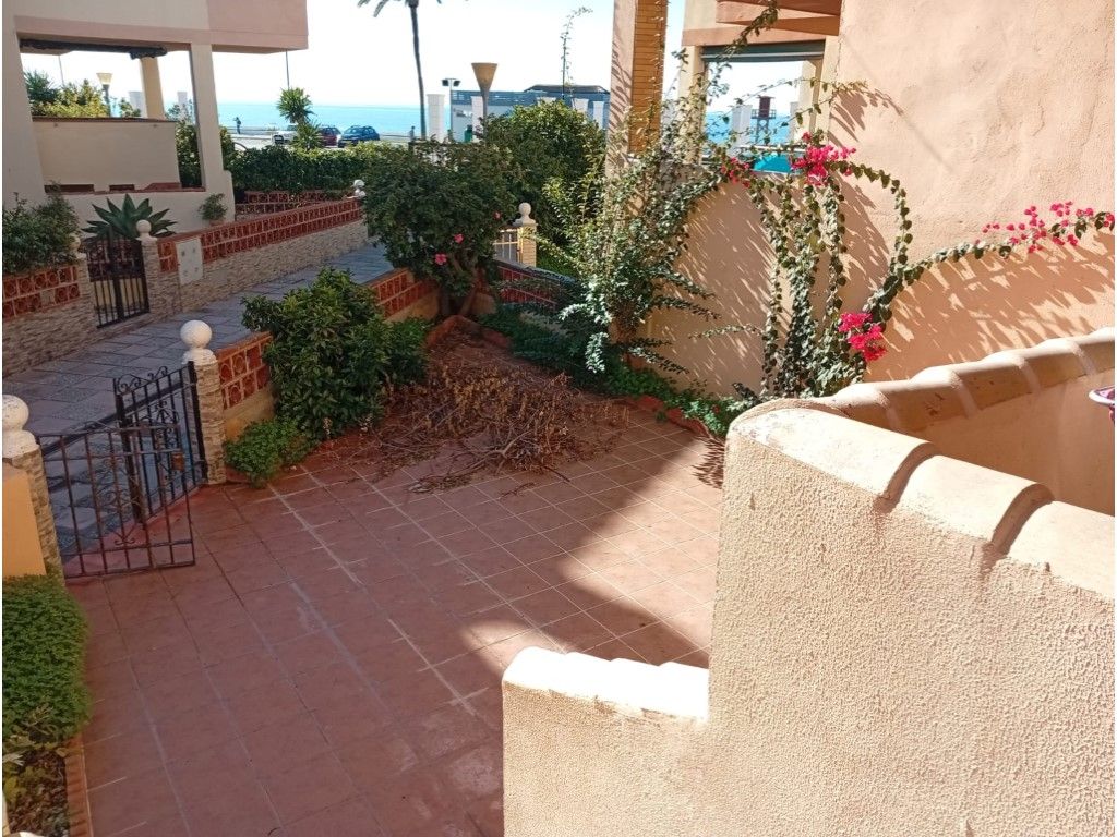 Jardí de Casa adosada en venda en Salobreña amb Piscina