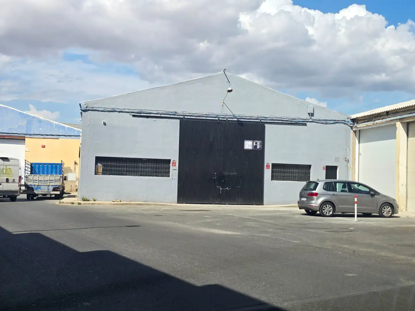 Local comercial de lloguer a Calle la Rueda 23