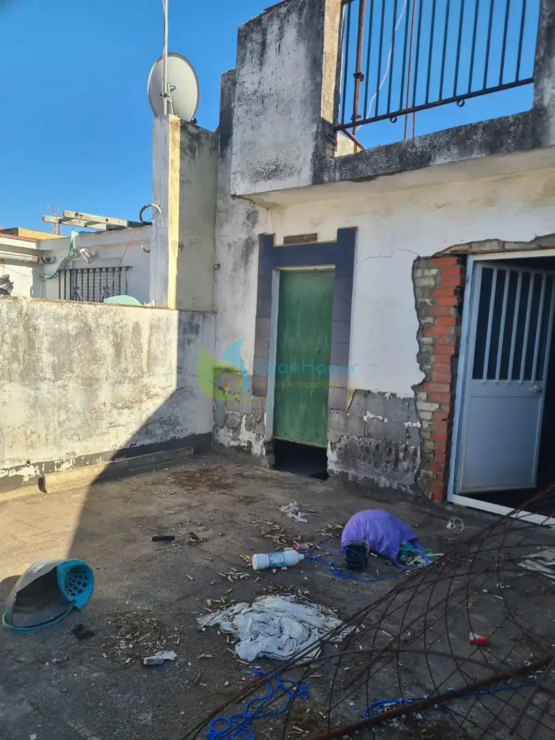 Vista exterior de Casa o xalet en venda en Sevilla amb Balcó