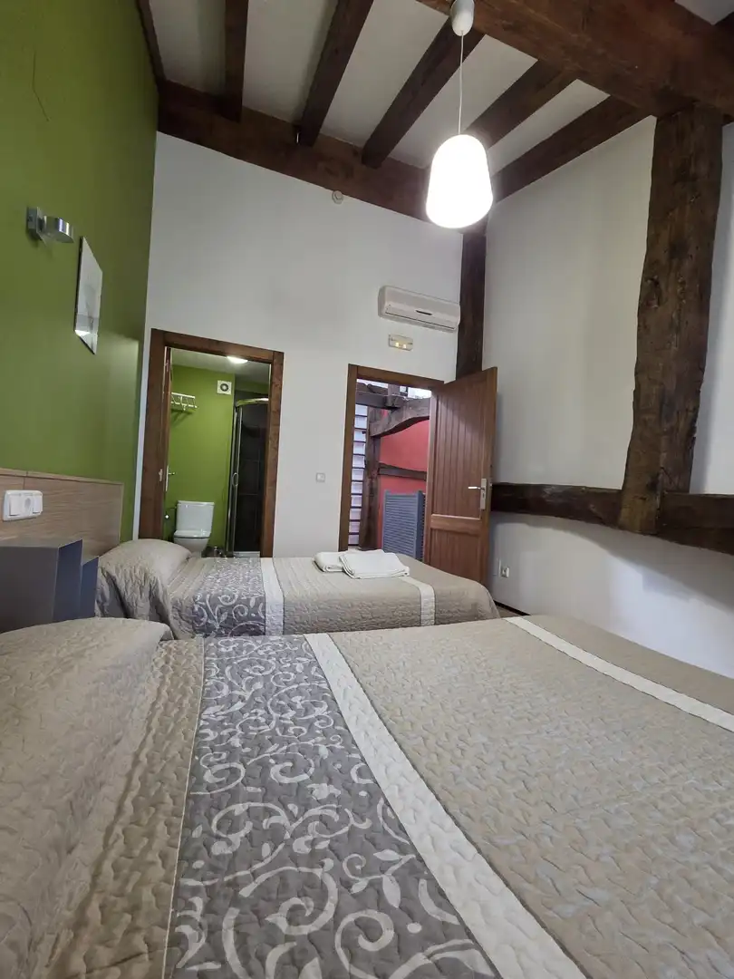Schlafzimmer von Country house zum Verkauf in Campezo / Kampezu mit Möbliert