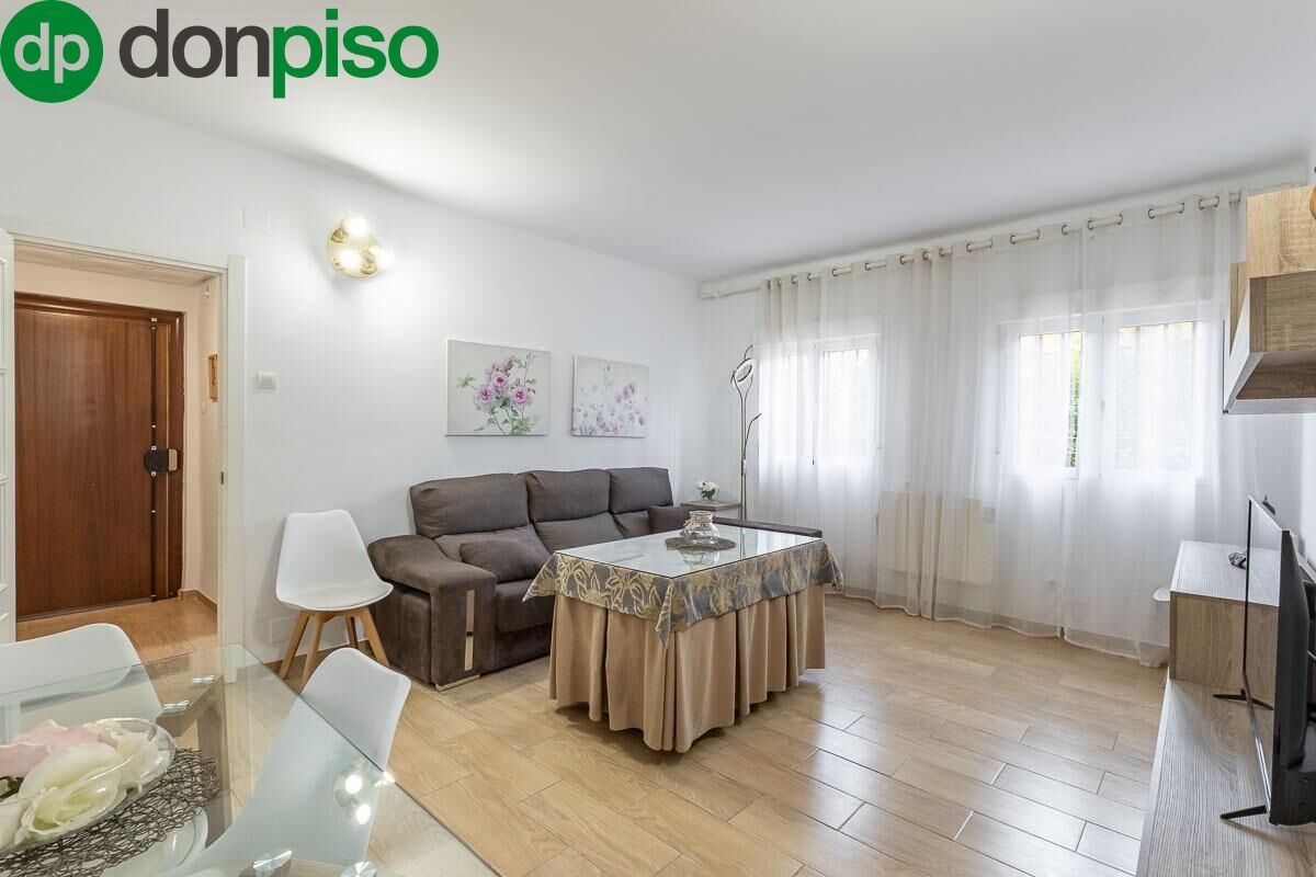 Living room of Flat for sale in  Granada Capital  with Air Conditioner and Parquet flooring