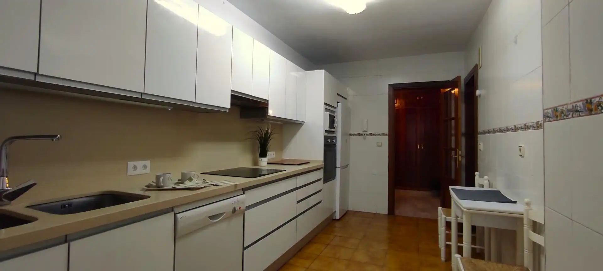 Cocina de Apartamento de alquiler en Málaga con Jardín privado
