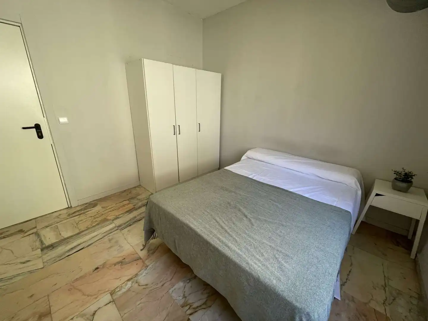 Schlafzimmer von Wohnung zur untervermieten in Sevilla mit Klimaanlage, Terrasse und Möbliert