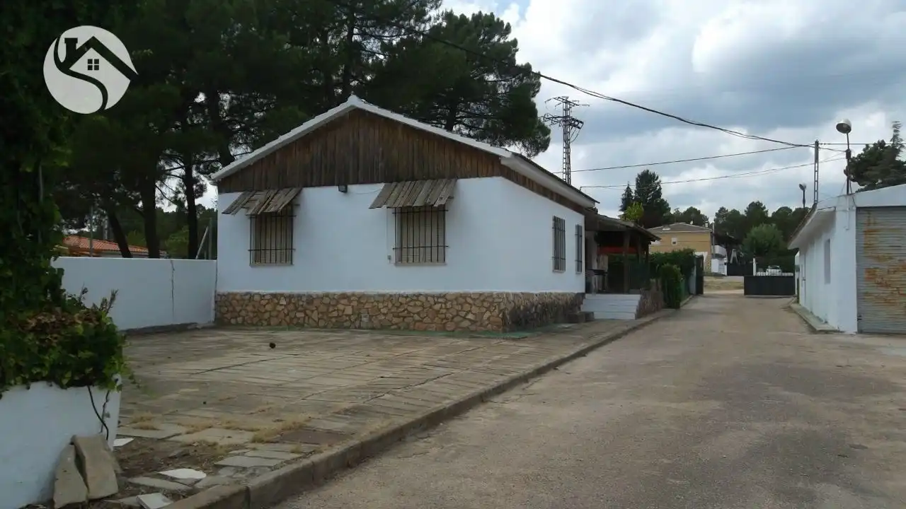 Vista exterior de Casa adosada en venda en Fuentenava de Jábaga amb Calefacció i Piscina