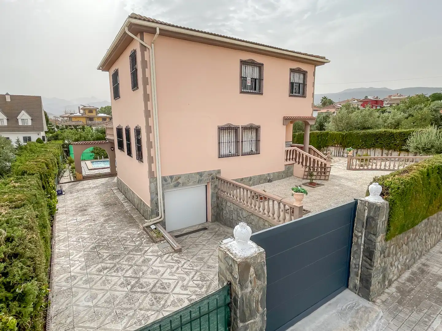 Vista exterior de Casa o xalet en venda en Villa de Otura amb Jardí privat, Terrassa i Piscina