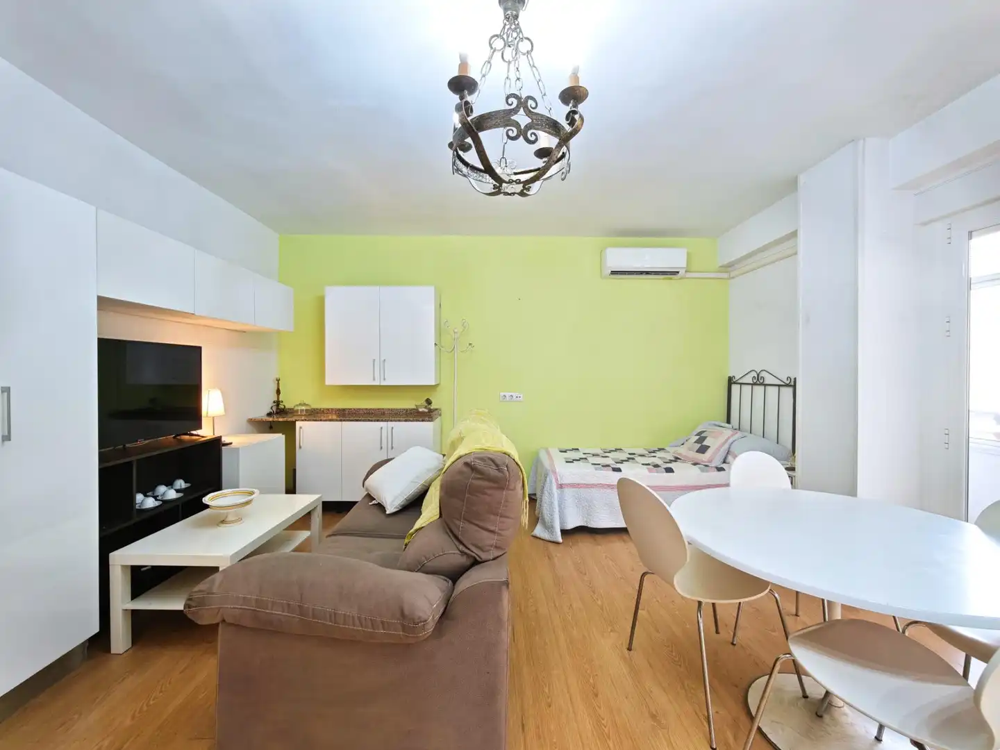 Sala d'estar de Estudi en venda en Almería amb Aire condicionat, Calefacció i Terrassa