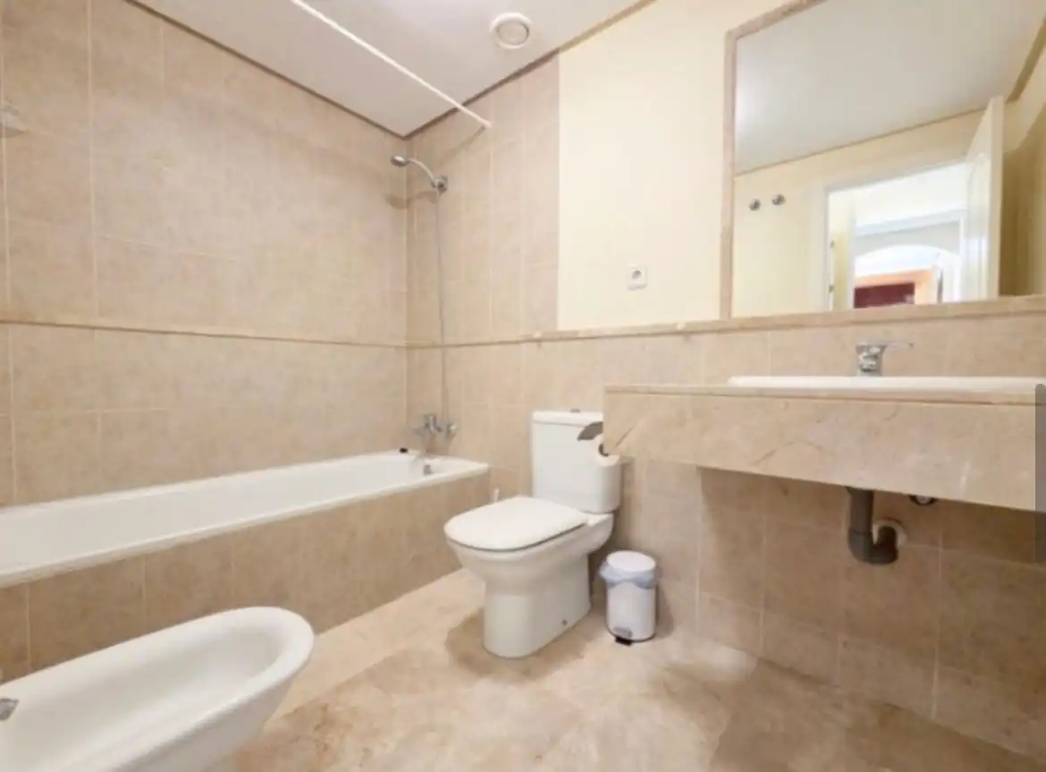 Badezimmer von Wohnung zum Verkauf in Estepona mit Klimaanlage, Terrasse und Möbliert