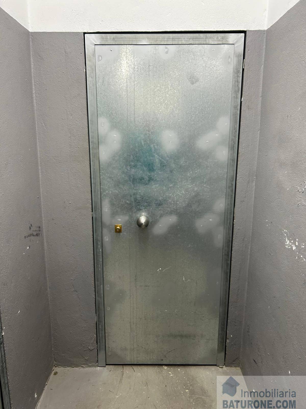 Box room for sale in San Fernando