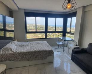 Dormitori de Apartament de lloguer en Marbella amb Aire condicionat, Moblat i Piscina comunitària