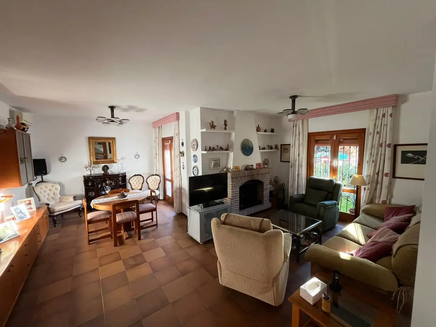 Sala d'estar de Casa adosada en venda en Vélez-Málaga amb Aire condicionat, Calefacció i Jardí privat
