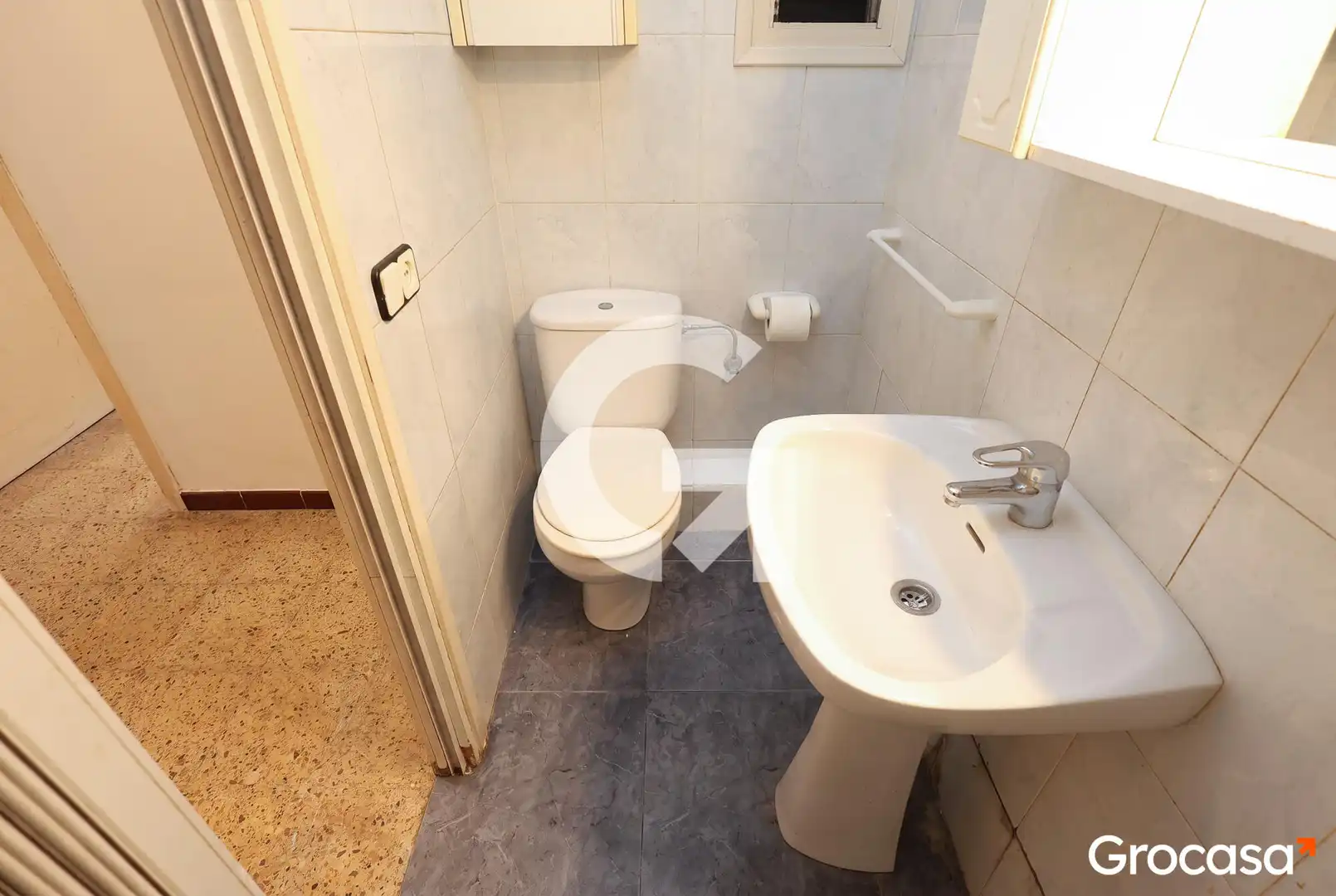 Badezimmer von Erdgeschoss zum Verkauf in Gavà mit Ofen