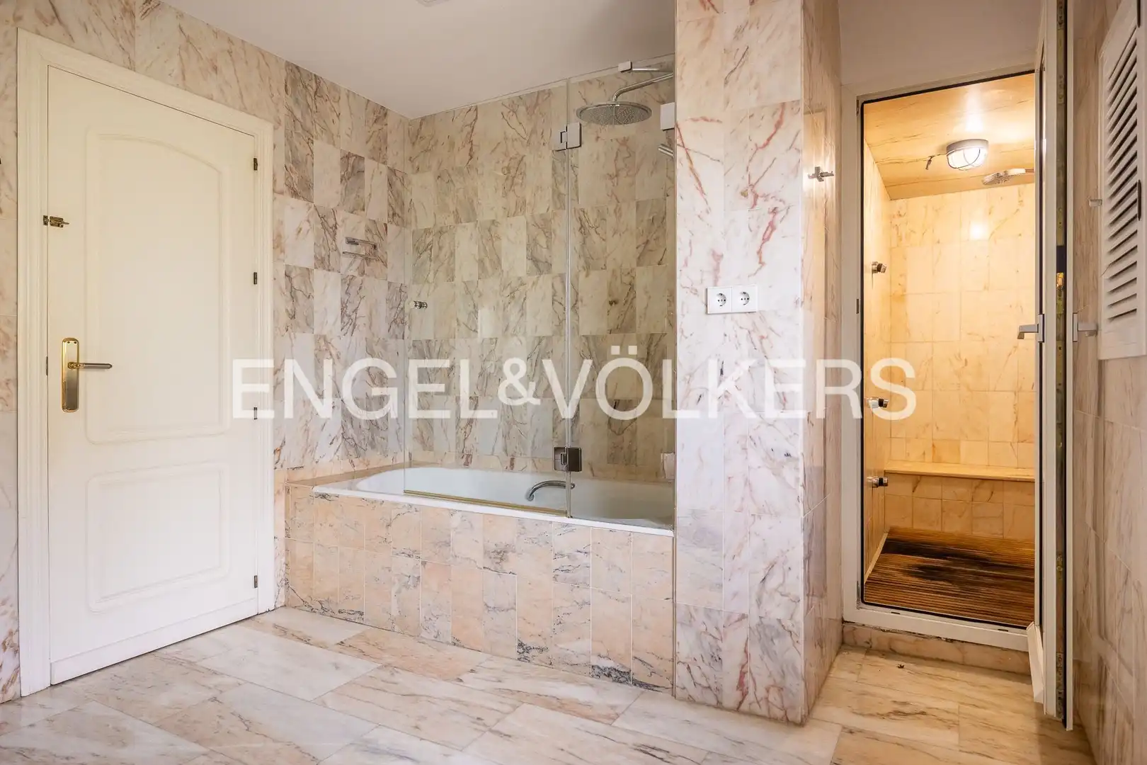 Baño de Casa o chalet en venta en Mairena del Aljarafe con Aire acondicionado, Calefacción y Jardín privado