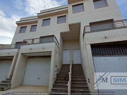 Vista exterior de Casa adosada en venda en Santo Domingo-Caudilla amb Terrassa