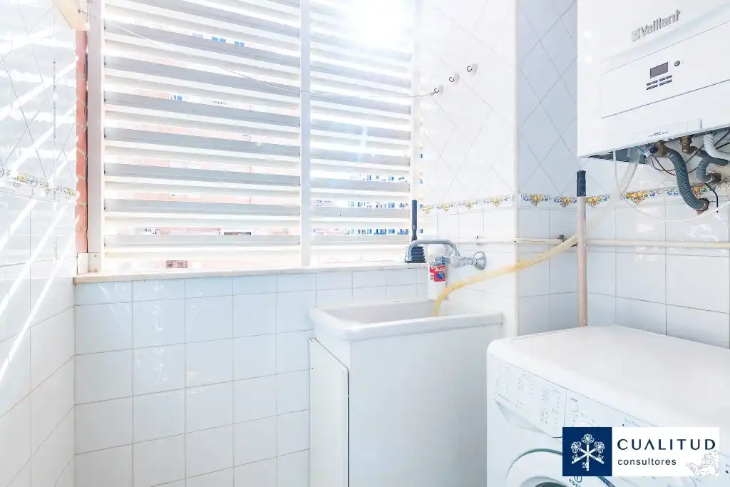 Bathroom of Flat for rent in Castellón de la Plana / Castelló de la Plana  with Storage room and Furnished