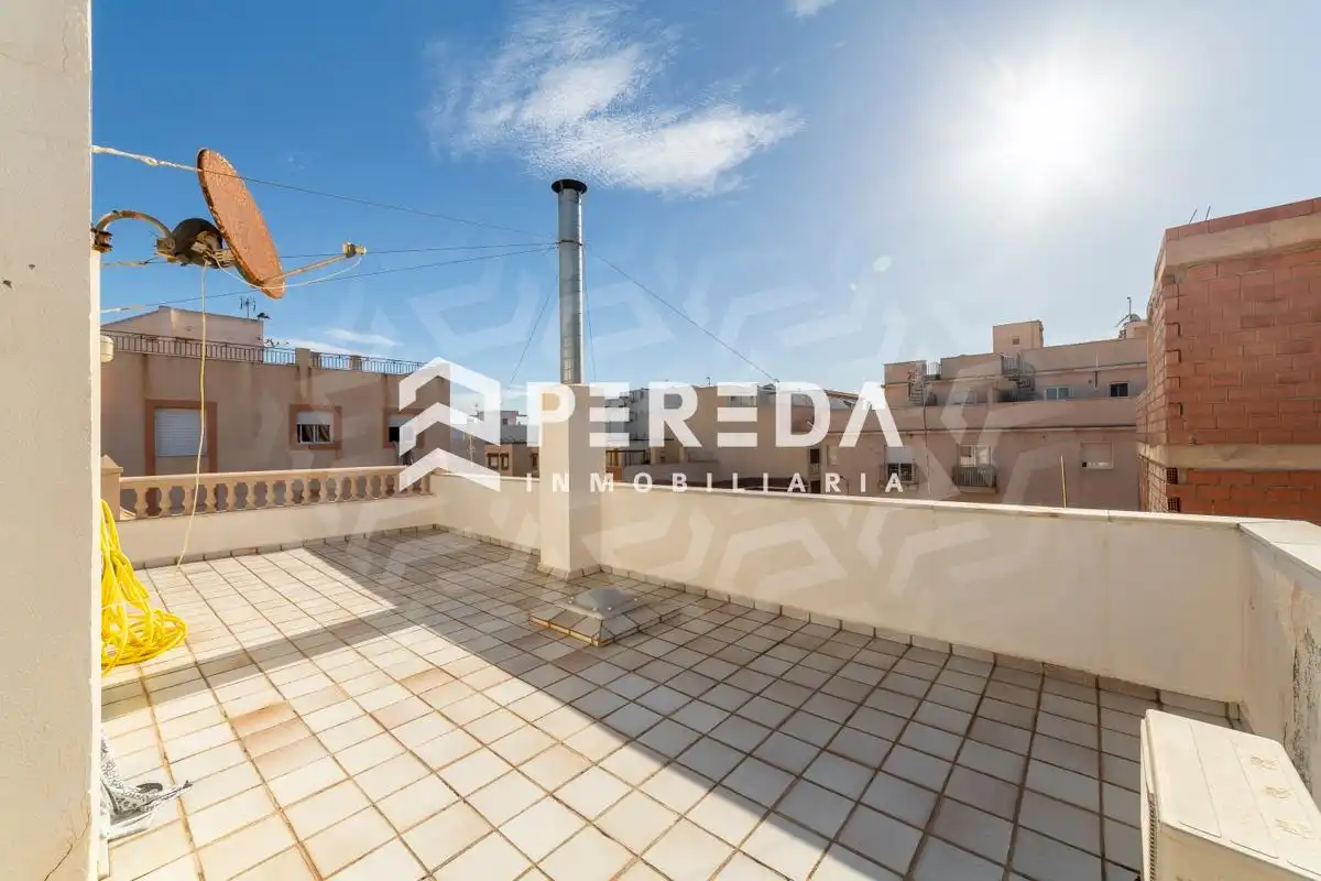Terrasse von Einfamilien-Reihenhaus zum Verkauf in Roquetas de Mar mit Terrasse