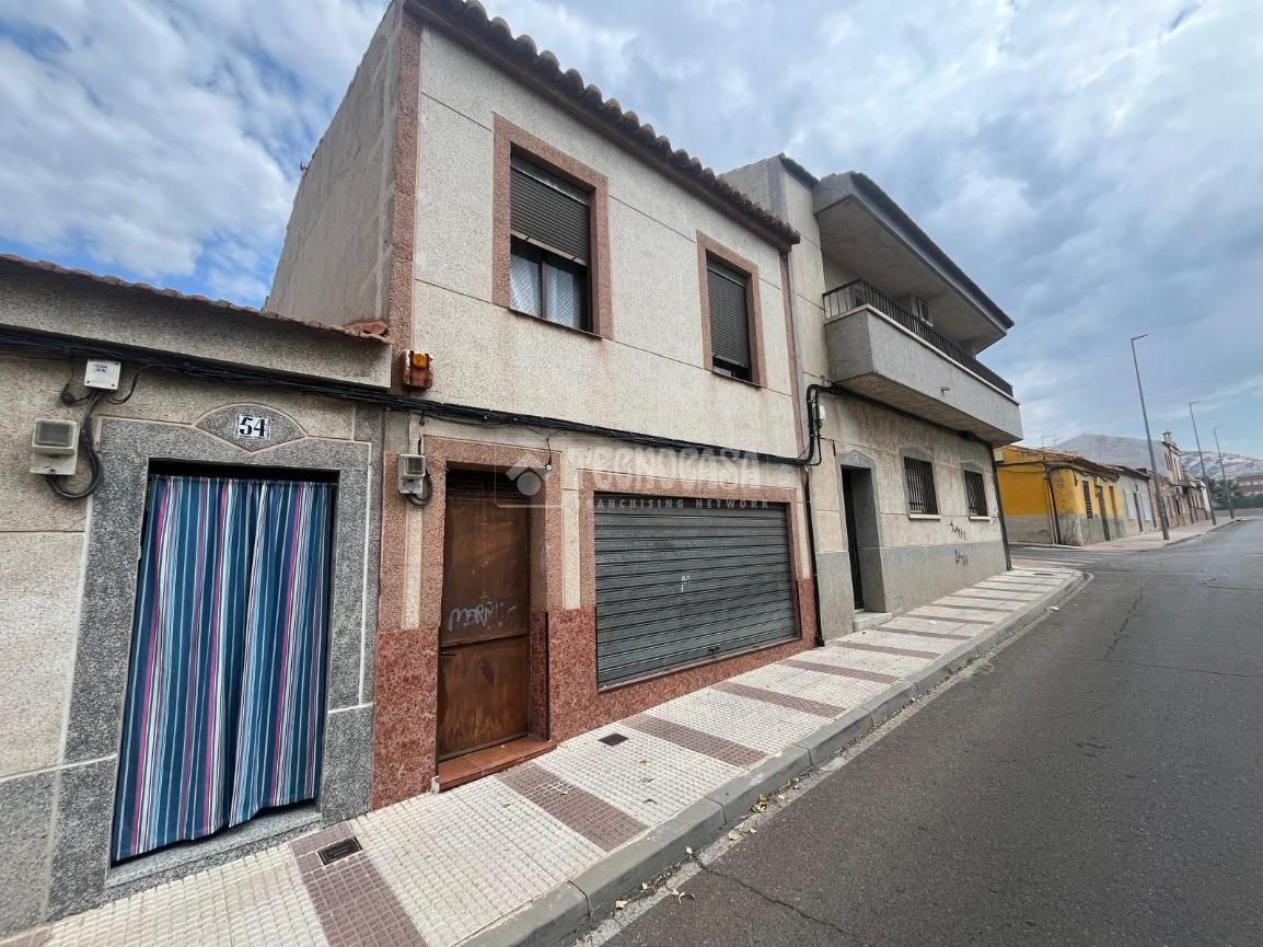 Vista exterior de Casa adosada en venda en Puertollano amb Terrassa